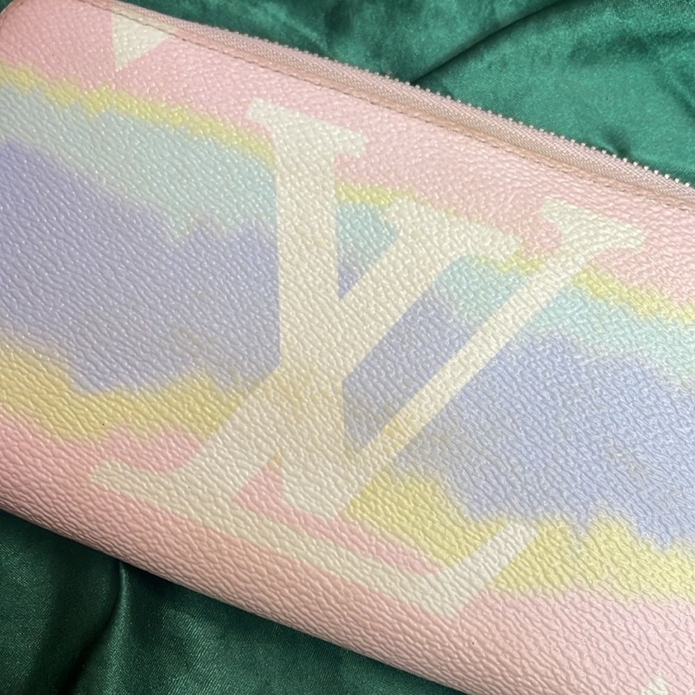 Authentic Louis Vuitton Limited Edition Escale Monogram  Giant - Picture 8 of 8